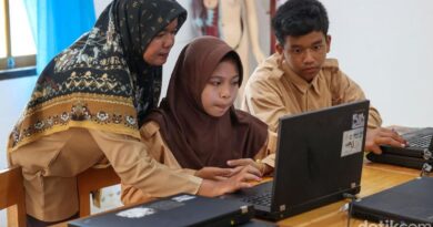 potret-guru-perbatasan-hadapi-gelombang-laut-dan-darat-demi-mengajar